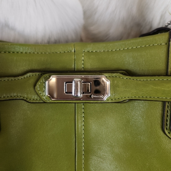 Coach "Chelsea" Green Leather Bag. - Picture 3 of 15